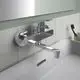 Wand-Waschtischarmatur in Chrom von Ideal Standard, montiert an einer hellen Wand, mit einer glatten Oberflächenstruktur und einem Auslauf über einem weißen Waschbecken.